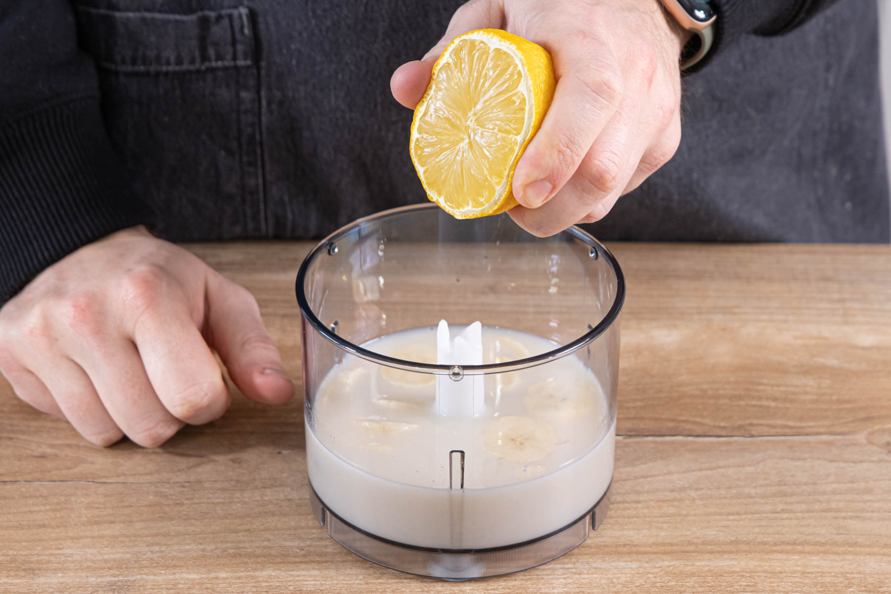 Zitronensaft, Agavendicksaft, Mandelmilch und Banane pürieren