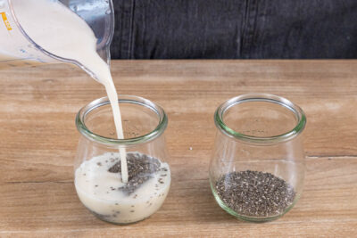 Mandelmilch-Mischung im Glas mit den Chiasamen vermischen