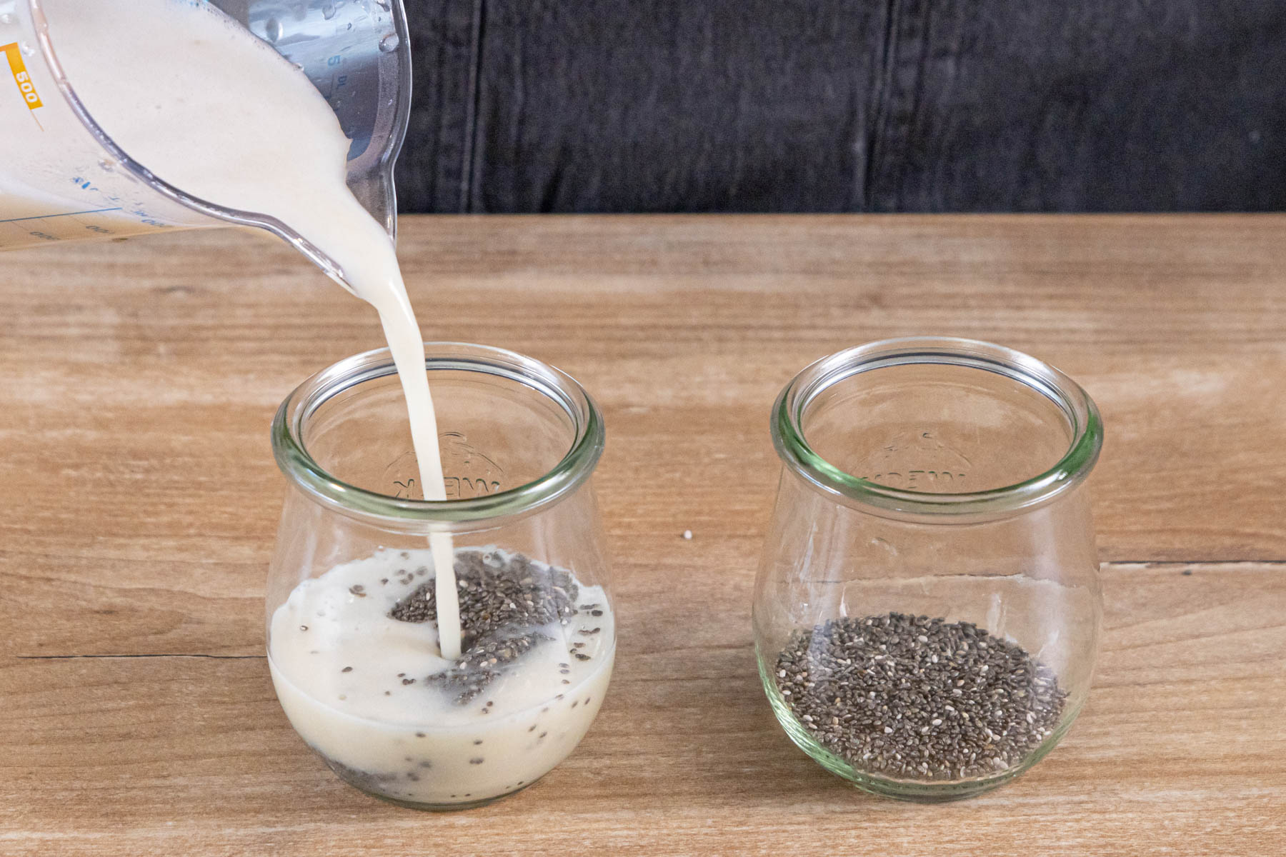 Mandelmilch-Mischung im Glas mit den Chiasamen vermischen