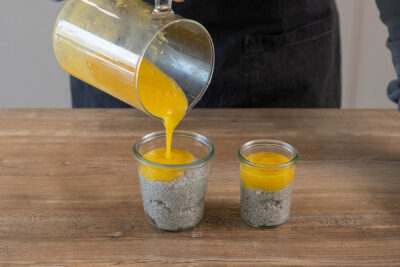 Mangosoße über den Chia-Pudding geben
