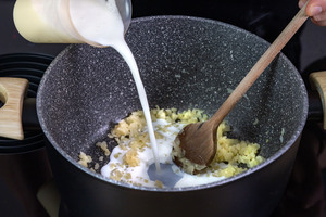 Milch zur Zwiebeln geben