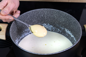 Schmelzkäse zur Sahnesauce geben