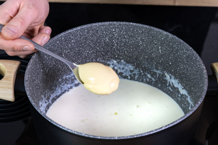 Schmelzkäse zur Sahnesauce geben