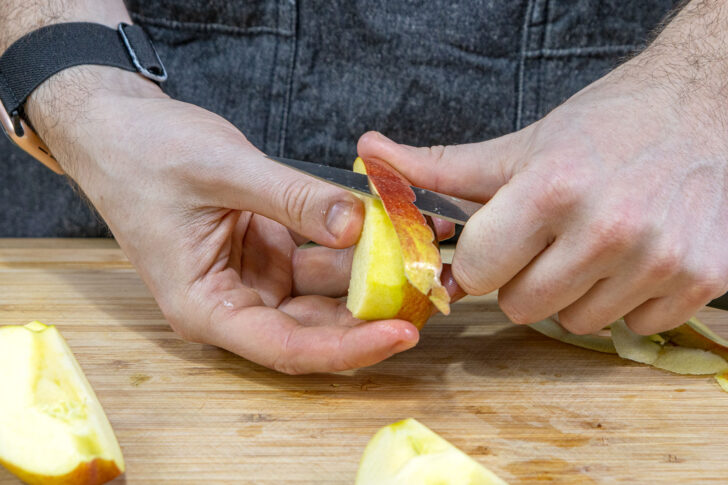 Apfel schälen