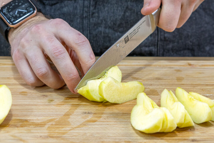 Apfel in Spalten schneiden