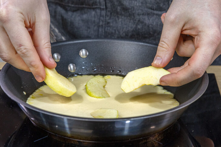 Apfel auf den Teig legen