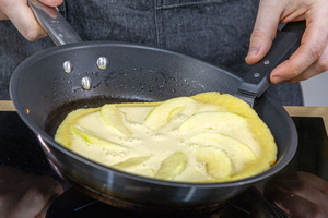 Omas Apfelpfannkuchen wenden