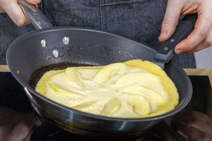 Omas Apfelpfannkuchen wenden