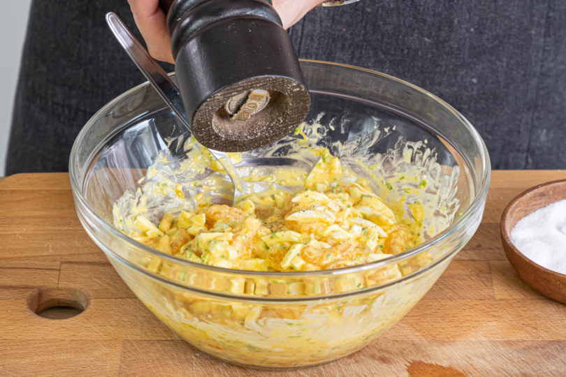 Eiersalat mit Curry abschmecken