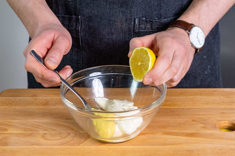 Zitronensaft zu den restlichen Zutaten geben