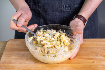 Eiersalat mit Schinken verrühren