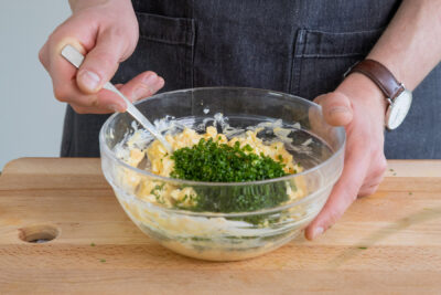 Eiersalat vermengen