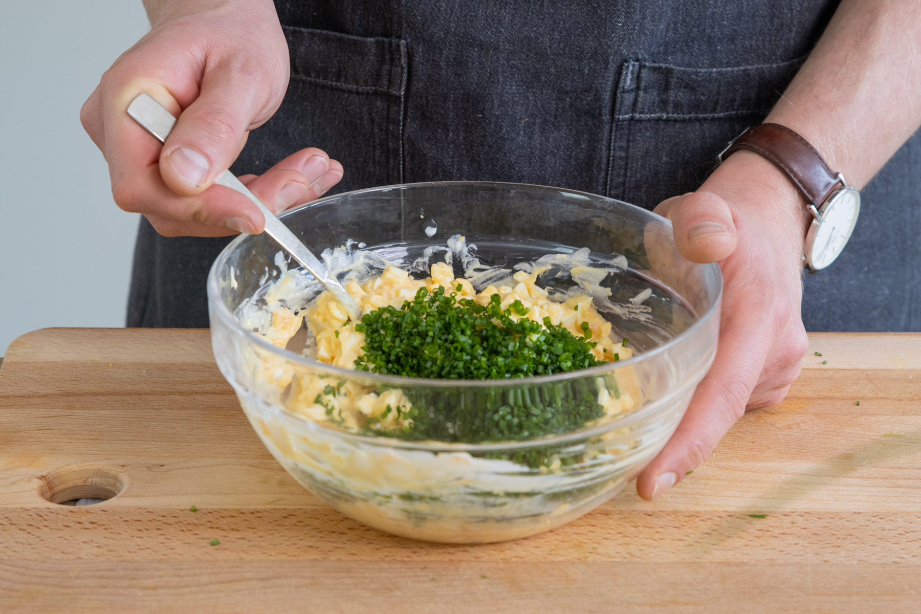 Eiersalat vermengen