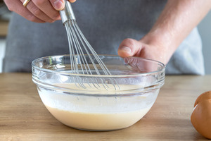 Eier mit Sahne verrühren