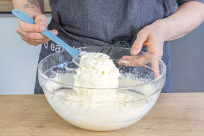 die Sahne portionsweise unterheben