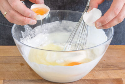 Eier zum Teig geben