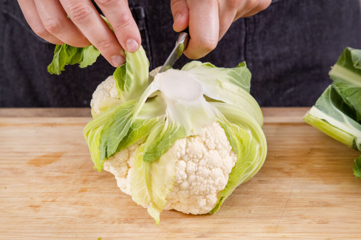 Strunk vom Blumenkohl entfernen