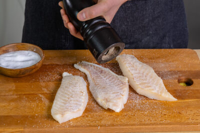 Fischfilets würzen