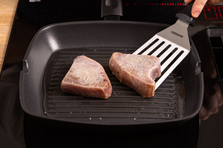 Thunfischsteaks in Pfanne legen