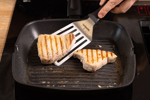 Thunfischsteaks wenden