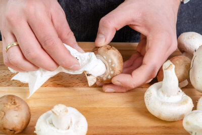 Champignons putzen