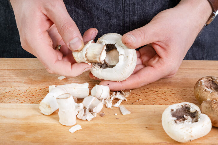 Stiele aus den Champignons herauslösen