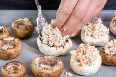 Champignons mit vegetarischer Masse füllen
