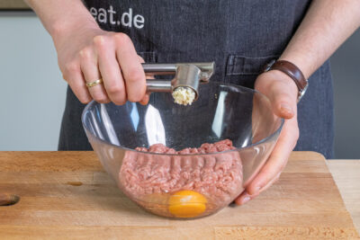 Knoblauch dazu pressen