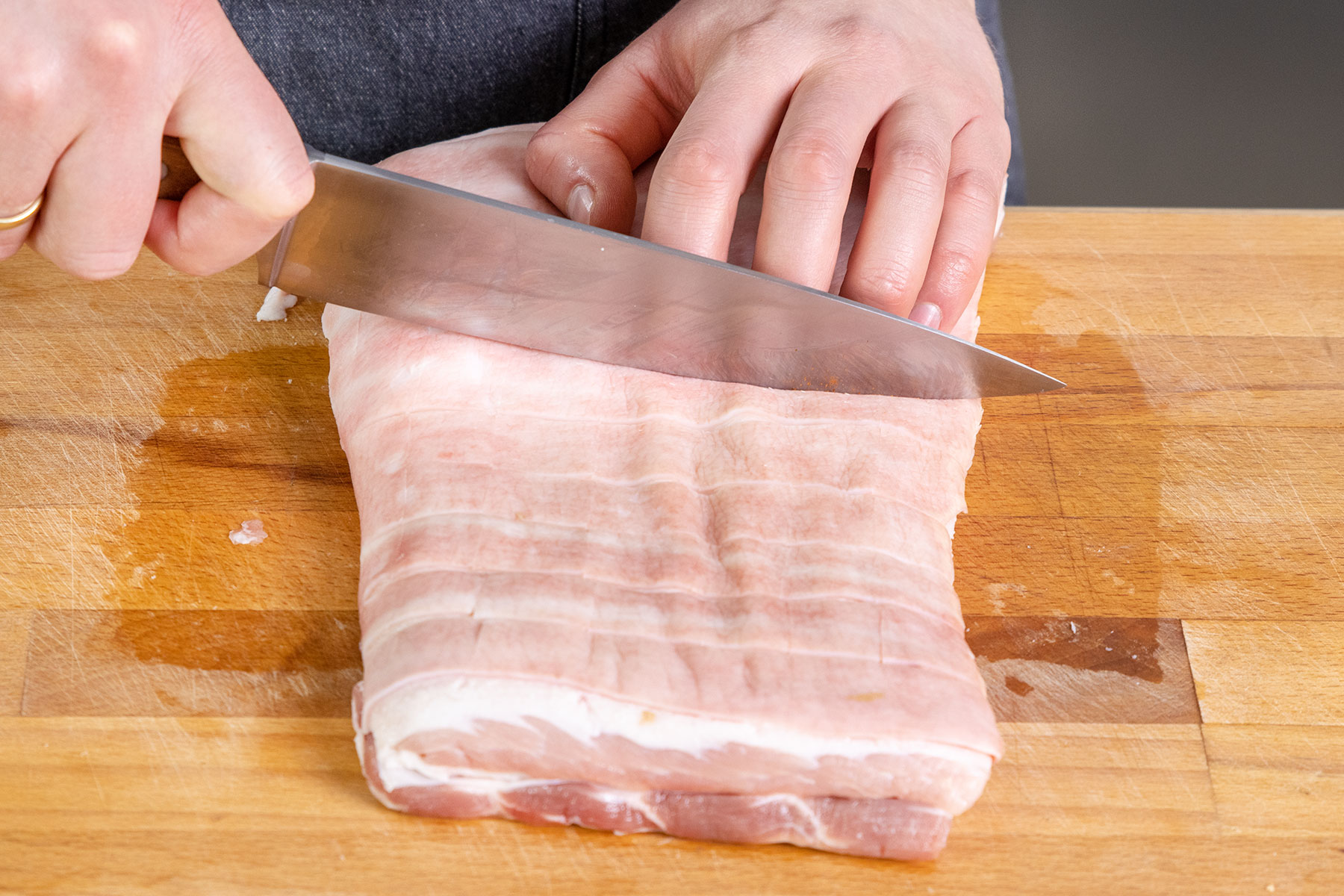 Schwarte des Schweinebauchs einschneiden