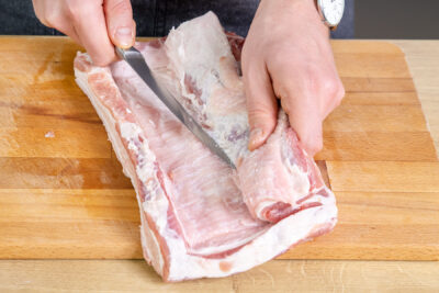 Tasche in Schweinebauch schneiden