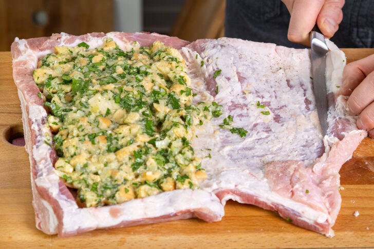 Schweinebauchdecke einschneiden