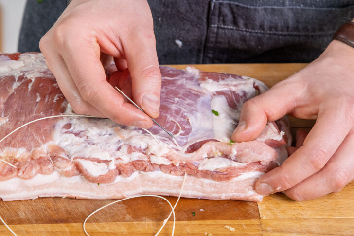 Gefüllten Schweinebauch zunähen