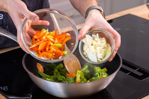 Paprika, Zwiebeln und Knoblauch dazugeben
