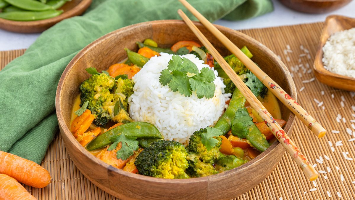 Gemüsecurry mit Reis und Kokosmilch | Rezept - eat.de