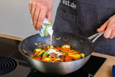 vegane Sahne dazugießen