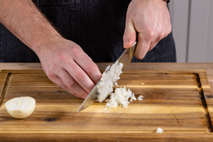 Zwiebel fein würfeln