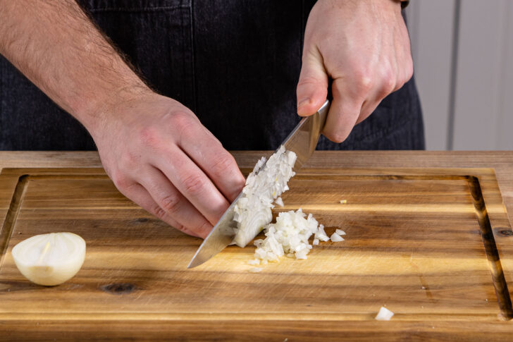 Zwiebel fein würfeln