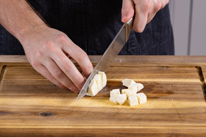 Mozzarella schneiden