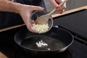 Zwiebel & Knoblauch anbraten