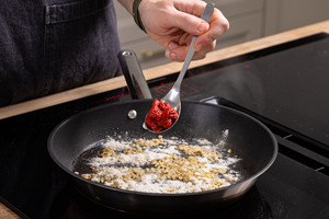 Tomatenmark dazugeben