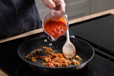 passierte Tomaten dazugeben