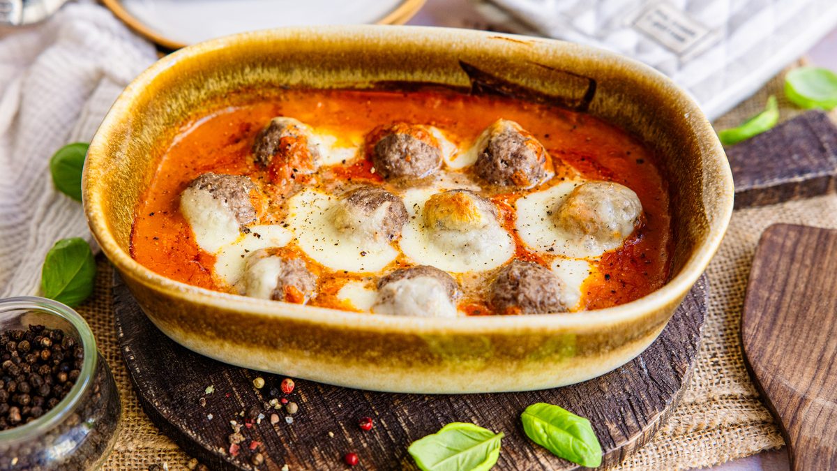 Hackbällchen in Tomatensoße aus dem Ofen | Rezept - eat.de