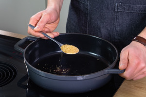 Rohrzucker in Pfanne geben