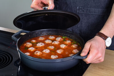 Hackbällchen in Tomatensoße abdecken