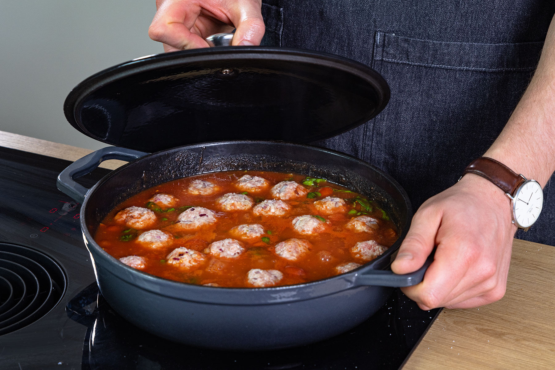 Hackbällchen in Tomatensoße abdecken