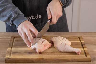 Hähnchenschenkel einritzen