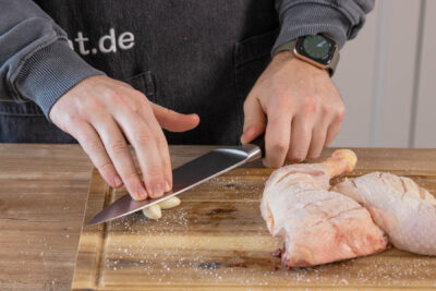 Knoblauch andrücken