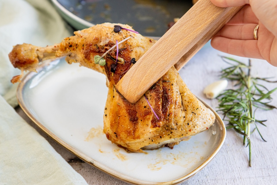 Hähnchenschenkel in der Pfanne knusprig braten | Rezept- eat.de