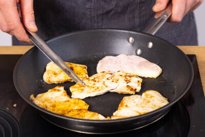 Hähnchenschnitzel anbraten