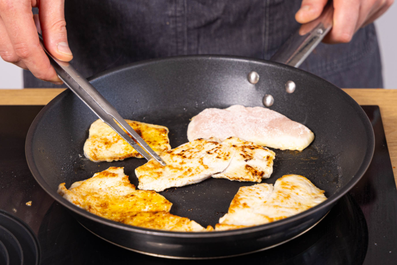Hähnchenschnitzel anbraten